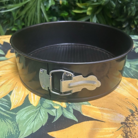 Springform Cake Pan - Removable Base - Picture 3 of 3